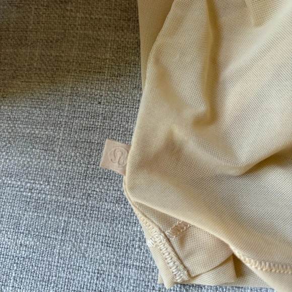 Lululemon  Lightweight Mesh Reversible Yoga T-Shirt
in Prosecco Size 8 / 10 - Picture 5 of 5